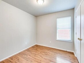 1012 Andrew St in Burleson, TX - Foto de edificio - Building Photo