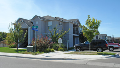 Cloverleaf Plaza in Boise, ID - Foto de edificio - Building Photo