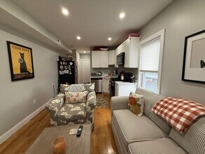 1021 Winthrop Ave, Unit #2 in Revere, MA - Foto de edificio - Building Photo