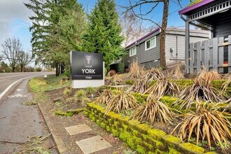7582 SW Hunziker Rd in Portland, OR - Building Photo - Building Photo