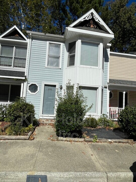 208 Susan Constant Dr in Newport News, VA - Building Photo