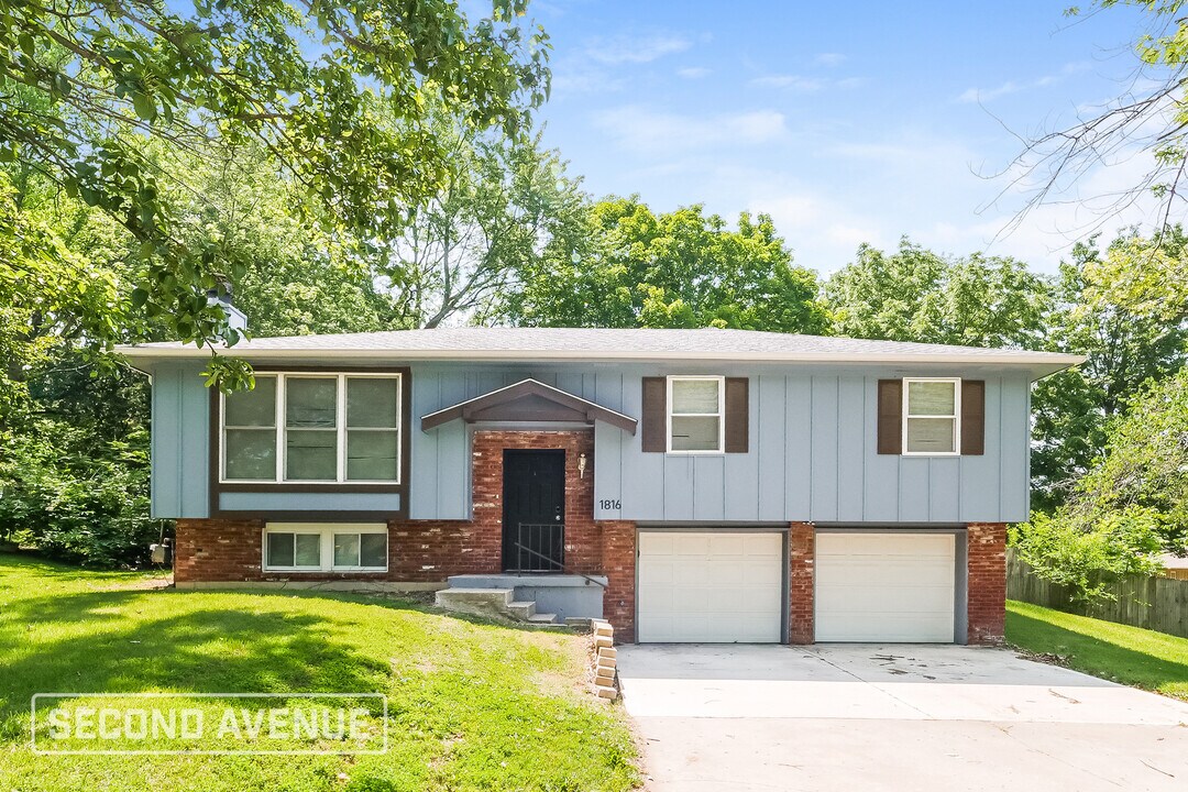 1816 SE 2nd St in Blue Springs, MO - Building Photo