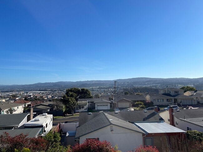 633 Rocca Ave in South San Francisco, CA - Foto de edificio - Building Photo