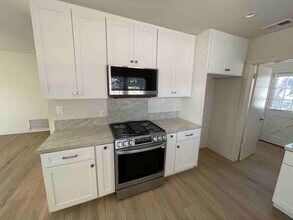 23700 Tiara St in Los Angeles, CA - Building Photo - Building Photo