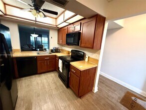 1266 S Military Trail in Deerfield Beach, FL - Foto de edificio - Building Photo