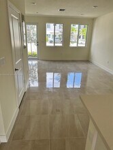 10300-10366 NW 66th St in Doral, FL - Foto de edificio - Building Photo