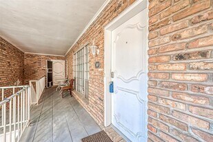 2201 Fountain View Dr in Houston, TX - Building Photo