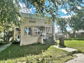 421 E 9th Ave in Mitchell, SD - Building Photo