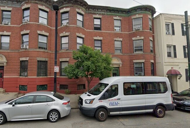 882 Huntington Ave, Unit 2