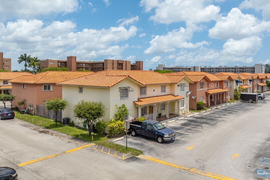 Silver Gardens Villas in Hialeah, FL - Building Photo