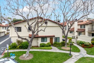 Las Palmas in San Diego, CA - Building Photo - Building Photo