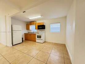 2406 McKinley St in Hollywood, FL - Building Photo