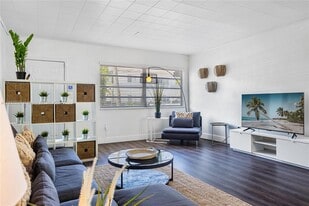 1150 8th St, Unit 3 in Miami Beach, FL - Building Photo