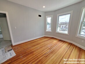 31 Faywood Ave, Unit 3 in Boston, MA - Building Photo - Building Photo