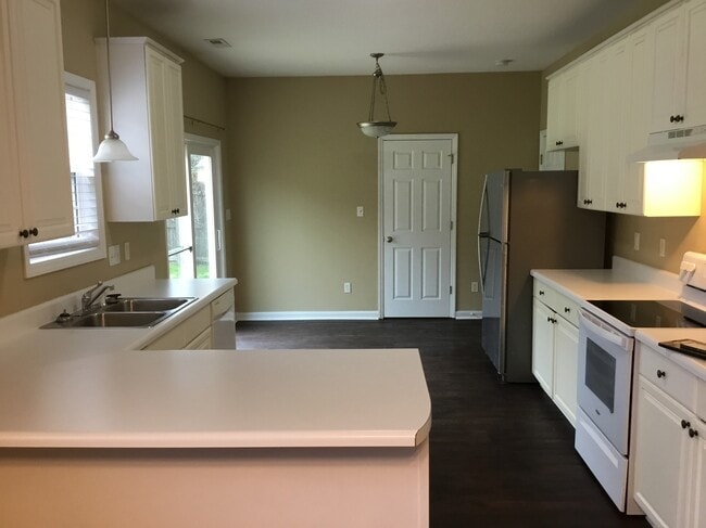 204 Ber Creek Dr in Fuquay Varina, NC - Building Photo - Building Photo