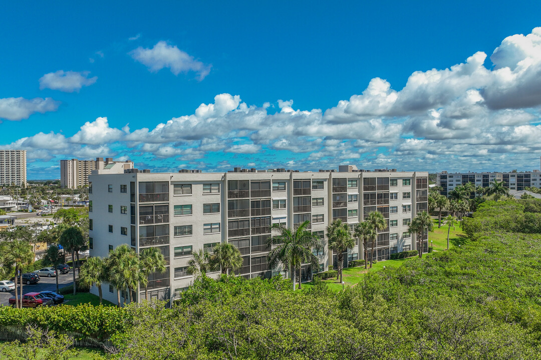 Pasadena Cove in South Pasadena, FL - Building Photo