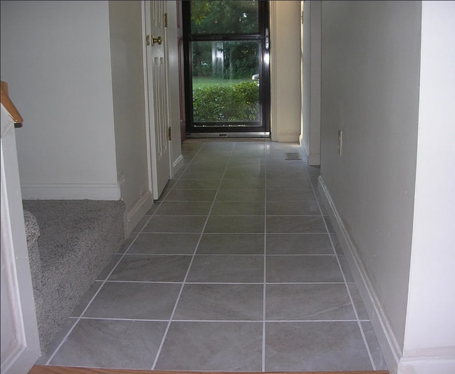 55 Bartemus Trl in Nashua, NH - Foto de edificio - Building Photo