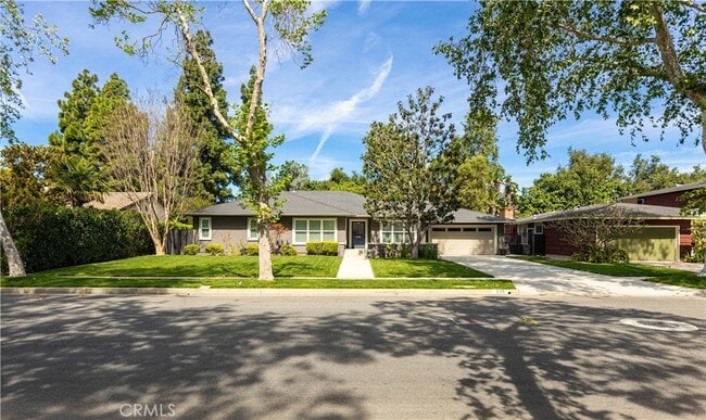 933 W Riviera Dr in Santa Ana, CA - Foto de edificio - Building Photo