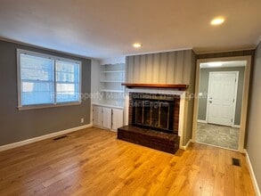 325 Jones Franklin Rd in Raleigh, NC - Foto de edificio - Building Photo