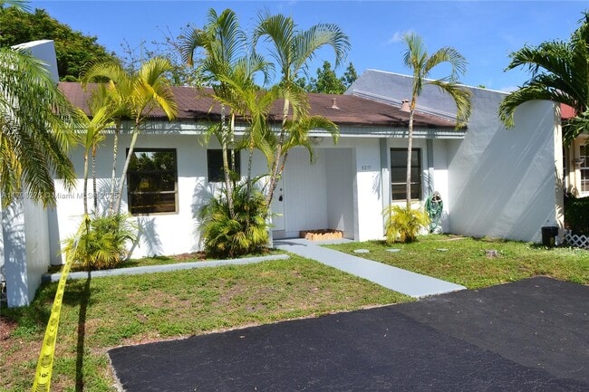 5211 SW 141st Pl in Miami, FL - Building Photo - Building Photo