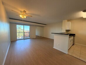 75 S Reynolds St, Unit 418 in Alexandria, VA - Building Photo - Building Photo