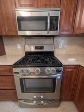22 Gaines St, Unit First Floor in Huntington, NY - Foto de edificio - Building Photo