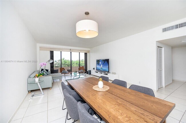 151 Crandon Blvd, Unit 524 in Key Biscayne, FL - Building Photo - Building Photo