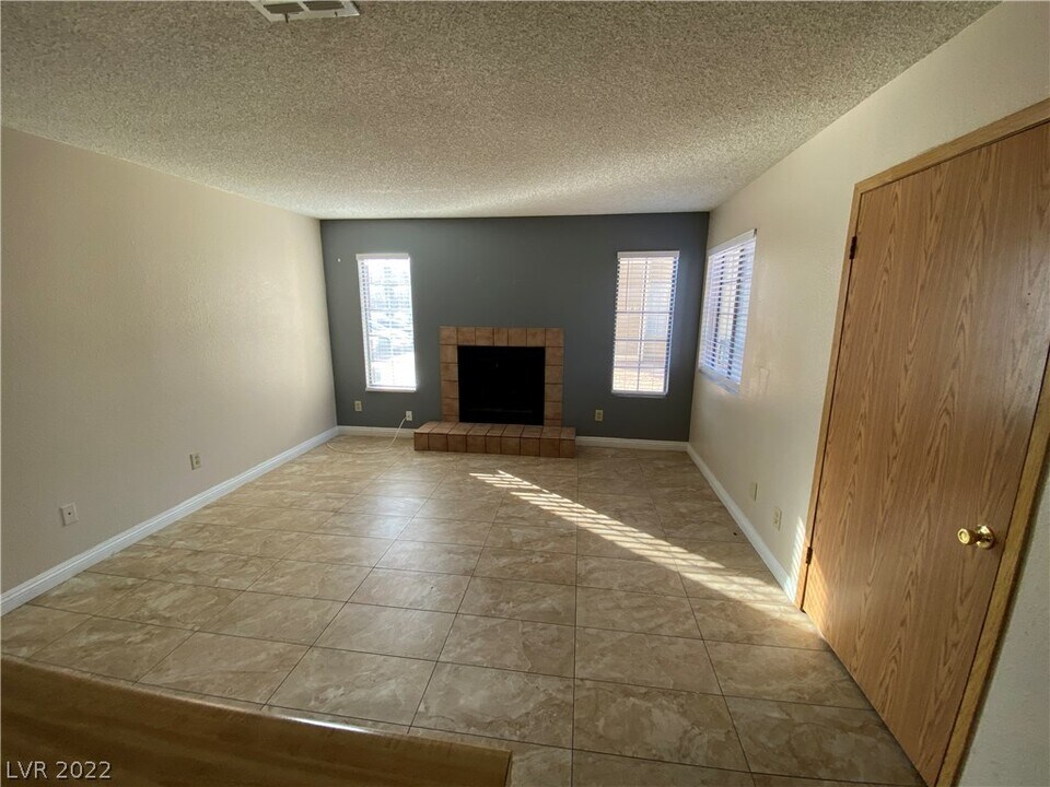 2685 Bryandouglas Dr-Unit -B in Las Vegas, NV - Building Photo