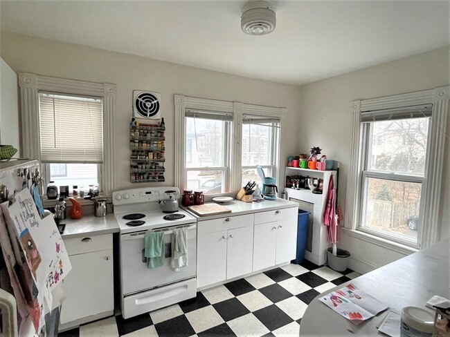 126 Harvard St, Unit 2 in Brookline, MA - Foto de edificio - Building Photo
