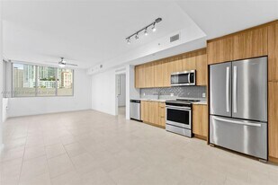 2150 N Bayshore Dr, Unit 204 in Miami, FL - Building Photo