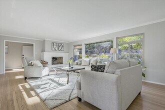 630 Darrell Rd in Hillsborough, CA - Building Photo - Building Photo
