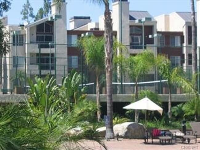 5515 Canoga Ave in Los Angeles, CA - Building Photo - Building Photo