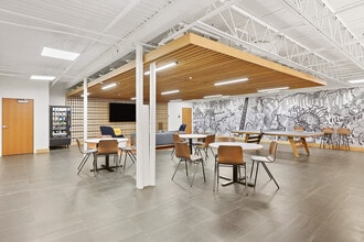 Cedar Hills in Portland, OR - Foto de edificio - Building Photo