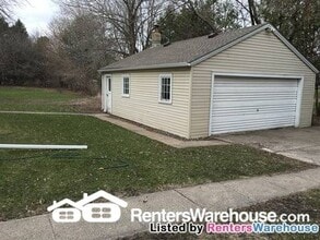 7033 Lakeview Dr in Circle Pines, MN - Building Photo - Building Photo