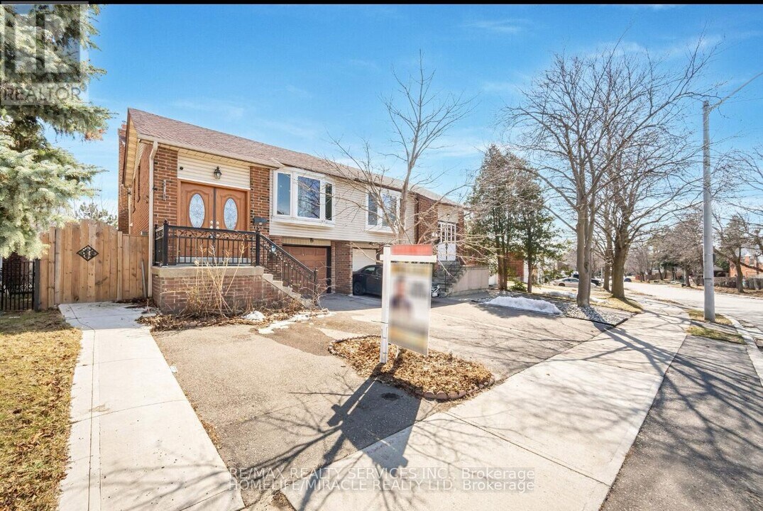 35 Bay Crest Dr in Brampton, ON - Building Photo