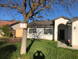 1634 Fir Dr in Los Banos, CA - Building Photo