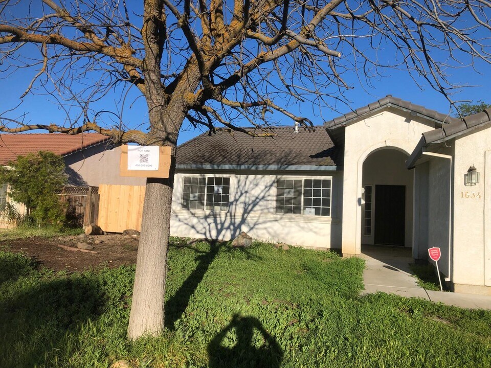 1634 Fir Dr in Los Banos, CA - Building Photo