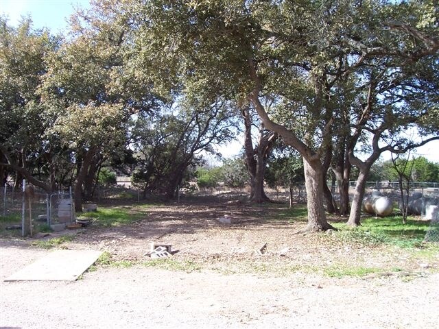 117 Oaks Rd in Bertram, TX - Foto de edificio - Building Photo
