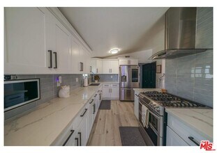 848 W Irving Pl in Anaheim, CA - Foto de edificio - Building Photo