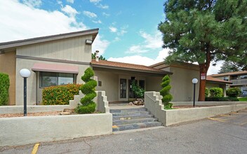 Lincoln Place in Albuquerque, NM - Building Photo - Building Photo