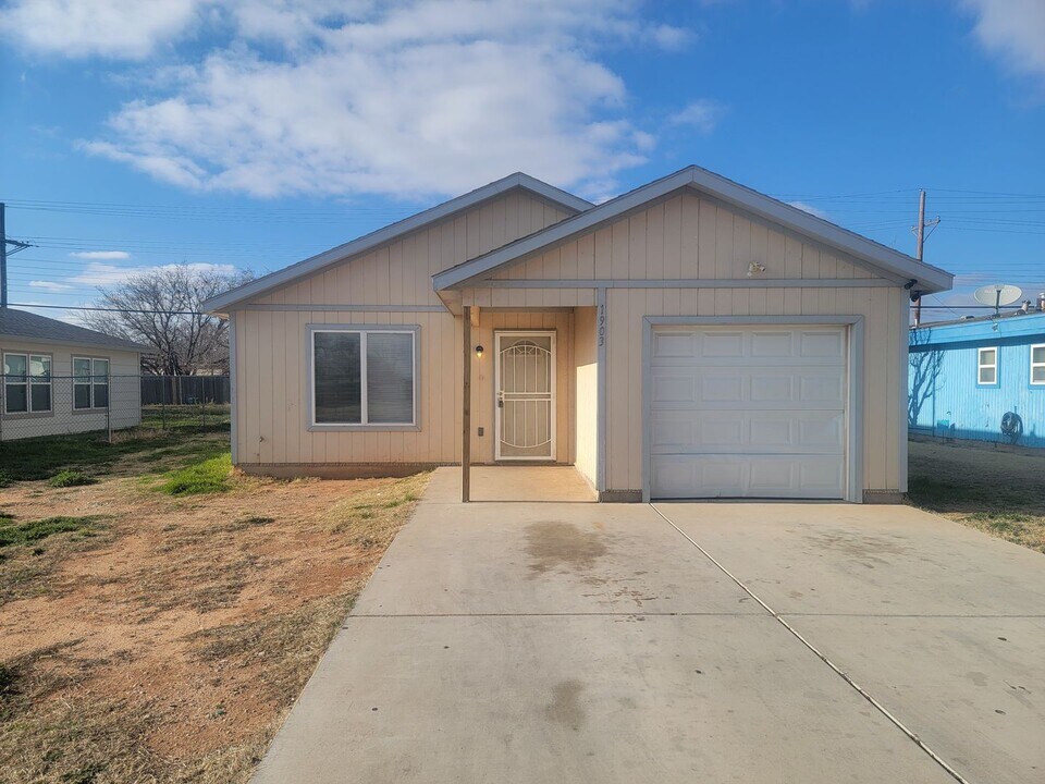 1903 E 1st St in Lubbock, TX - Building Photo