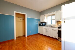 31 Anthony St, Unit Second Floor Apartment in East Providence, RI - Building Photo