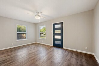 2303 Metcalfe Rd in Austin, TX - Building Photo - Building Photo
