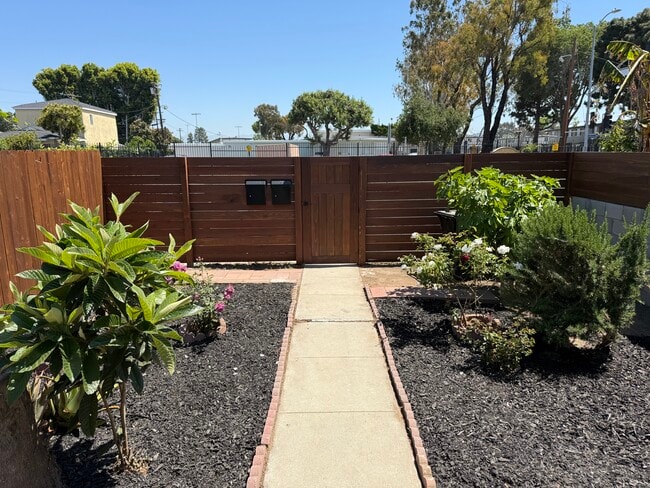 4869 Inglewood Blvd in Culver City, CA - Foto de edificio - Building Photo