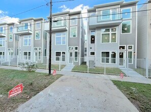 6717 St Augustine St in Houston, TX - Building Photo - Building Photo