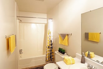 Bristol Hills Apartments in Trenton, MI - Foto de edificio - Interior Photo