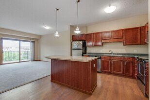 Oaks Glen Lake Apartments in Minnetonka, MN - Building Photo