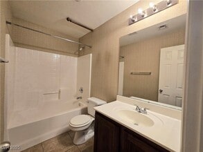 4966 Tioga Pass Ave in Las Vegas, NV - Foto de edificio - Building Photo