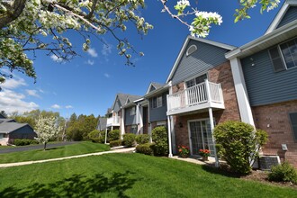 Shady Lane Apartments in Menomonee Falls, WI - Foto de edificio - Building Photo