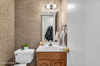 21 Dawn Ct in Tinton Falls, NJ - Building Photo - Building Photo